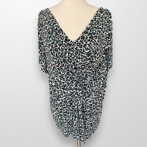 Daisy Fuentes Woman 2X Blouse Top Tunic Stretch Flowy Short Sleeve Slinky V-Neck